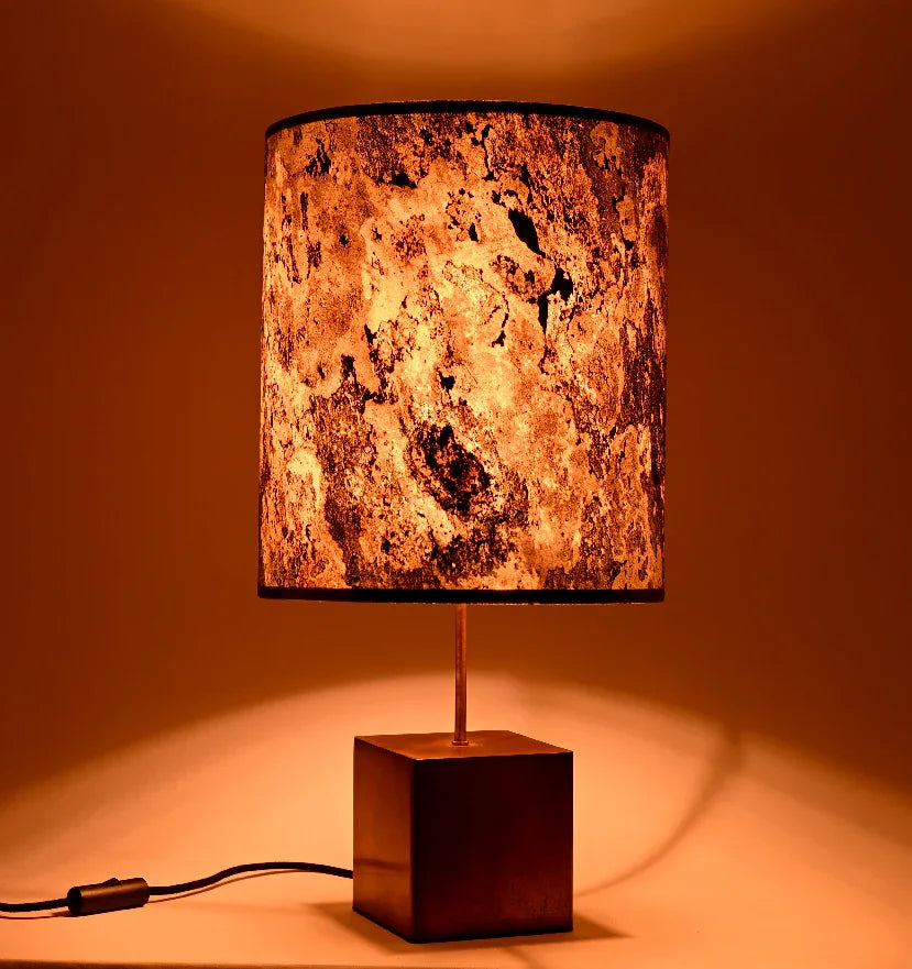 Lampe à poser Cassini Nova - vue d'ensemble avec patine cuivre et feuille d'ardoise naturelle . Taille L