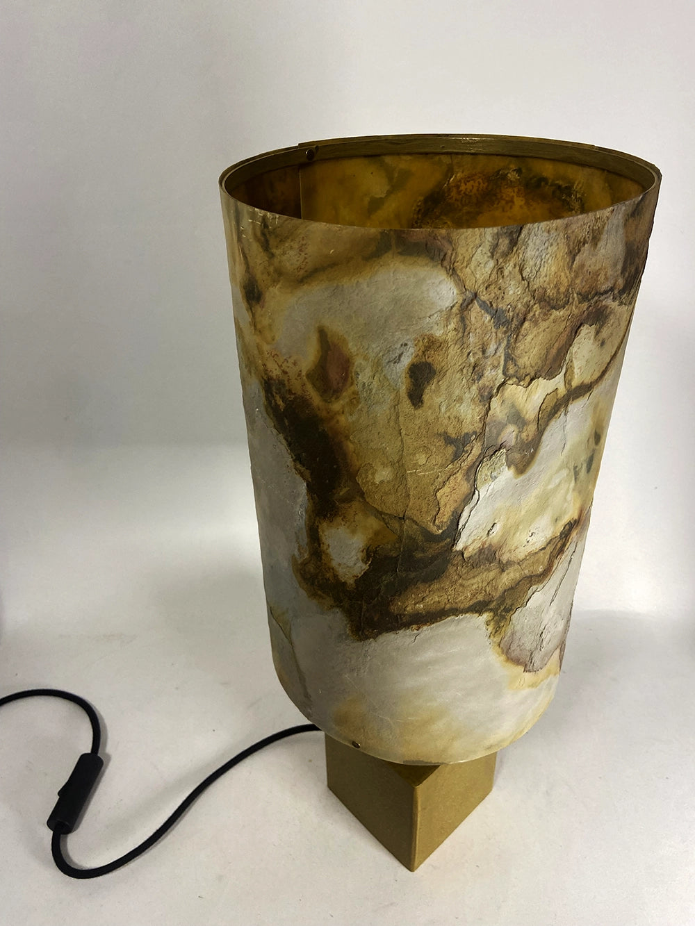 Lampe à poser Halley – abat-jour ardoise pierre de lune et poudre de laiton, socle cube laiton – Atelier Maus