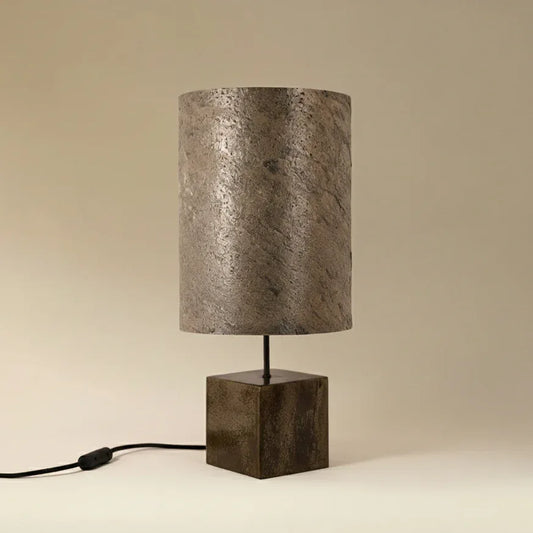 Lampe à poser Halley Aura avec piètement en acier patiné noir et brun, abat-jour en feuille de mica argenté