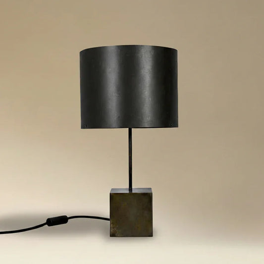 Lampe à poser Képler Halo avec piètement en acier patiné noir brun et abat-jour en feuille d'ardoise, hauteur 53 cm