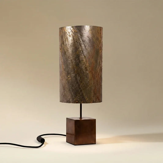 Lampe à poser Halley Aura avec piètement en acier cuivré et abat-jour en mica burning forest aux reflets colorés