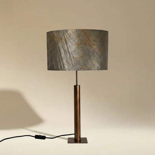Photo en gros plan de la lampe Rosalynd en acier cuivré et feuille de mica | Atelier Maus
