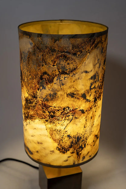 vue rapprochée de l'Abat-jour en ardoise pierre de lune adaptable allumé - Atelier Maus - Fabriqué en France. 