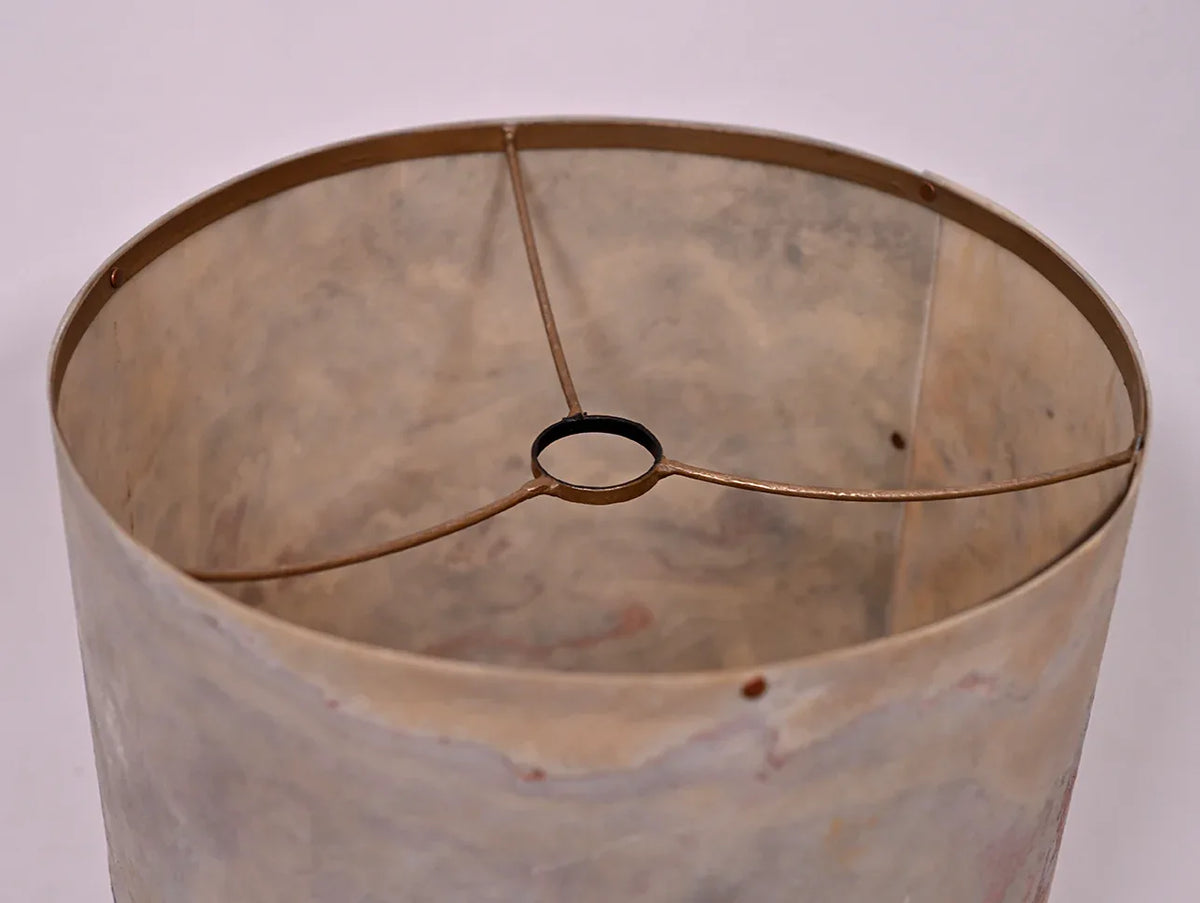Détail de l'abat-jour en feuille d'ardoise blanco et carcasse en acier et poudre de bronze. Atelier Maus