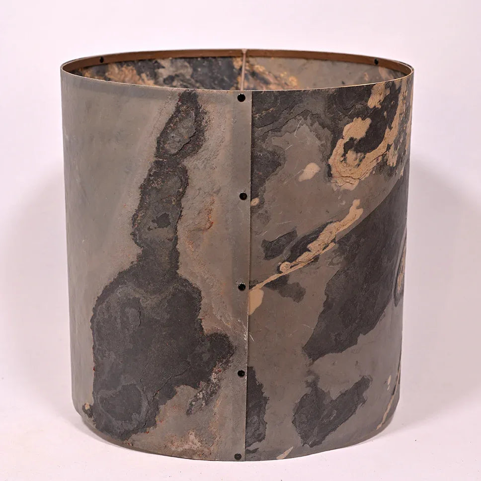 Vue arrière de l'abat-jour en feuille d'ardoise rustique. 38x38 cm. Atelier Maus Taille L
