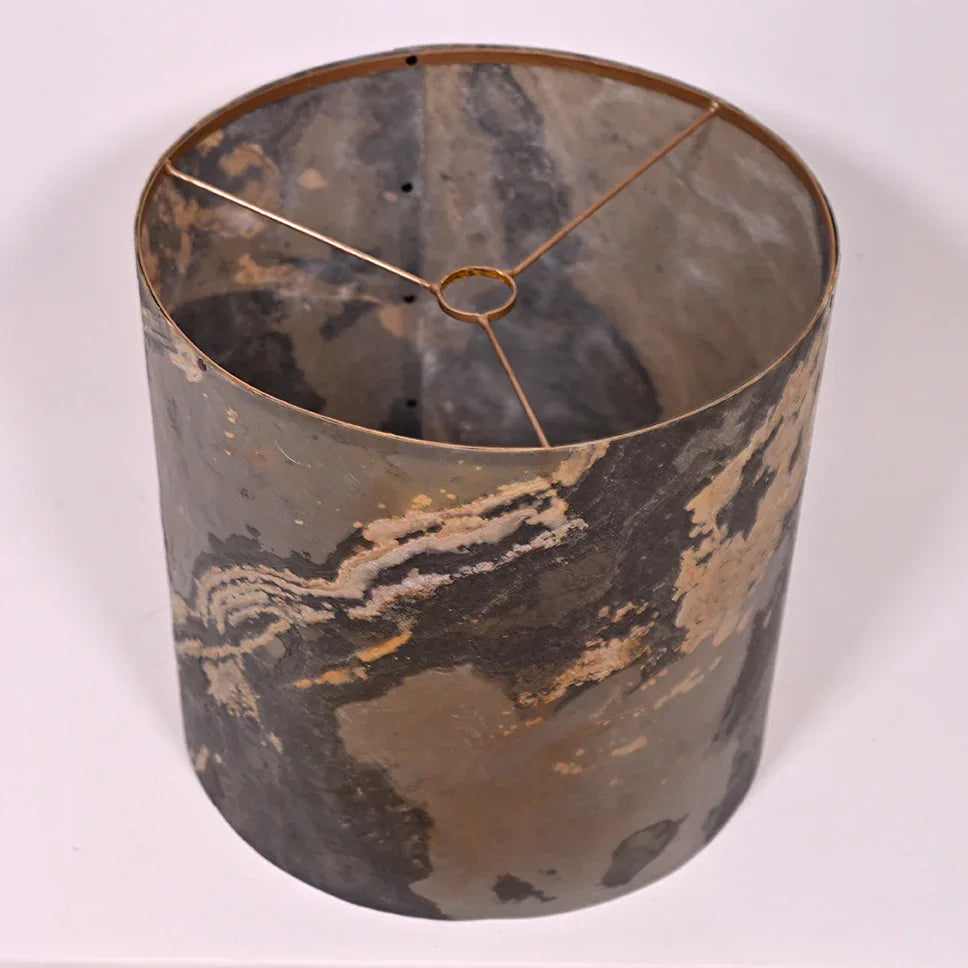 Détail de la structure en acier et poudre de bronze de l'abat-jour en feuille d'ardoise rustique. 38x38 cm Taille L
. Atelier Maus 