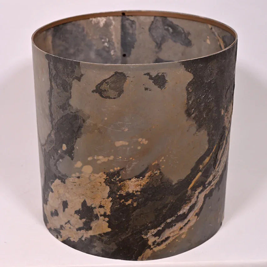 Vue de l'abat-jour en feuille d'ardoise rustique, structure en acier et poudre de bronze. Atelier Maus . Taille L