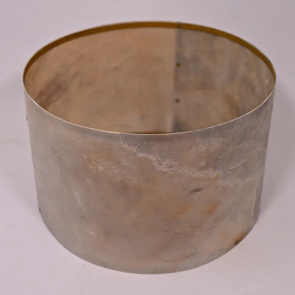 Détail de l'abat-jour en feuille de pierre . H22xL36cm. Atelier Maus. Blanco M