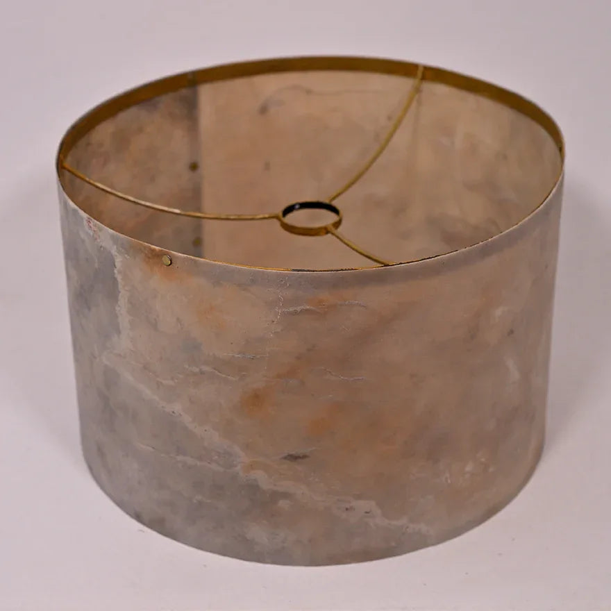 Vue de l'abat_jour en feuille d'ardoise et acier bronzé. H22xL36cm. Atelier Maus. Blanco M