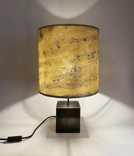 Lampe Cassini Nova allumée - lumière tamisée dorée et ocre à travers l'ardoise Tan, ambiance chaleureuse Taille L