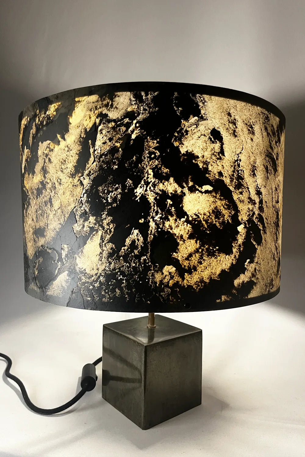 Abat-jour de la lampe cassini en feuille d'ardoise rustique allumée Taille M