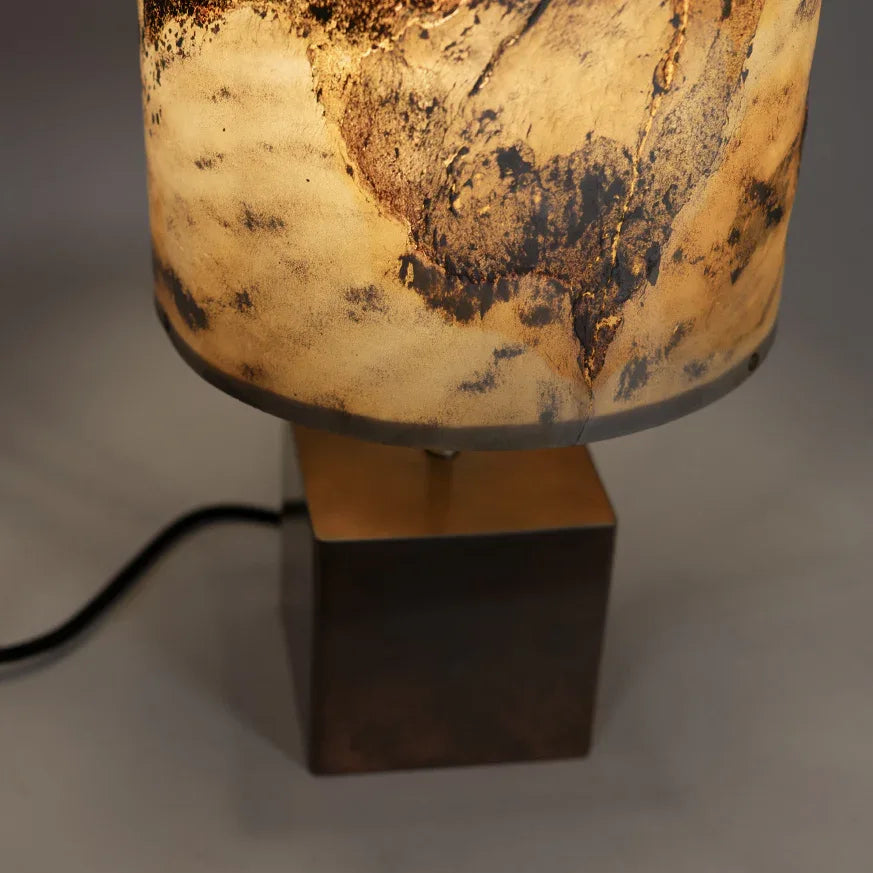 detail de  la lampe en acier cuivré et ardoise pierre de lune allumée Atelier Maus