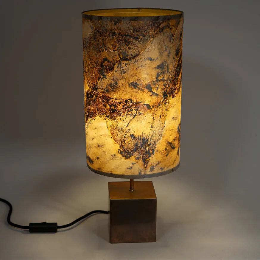 lampe en acier cuivré et ardoise pierre de lune allumée lumière nuancée