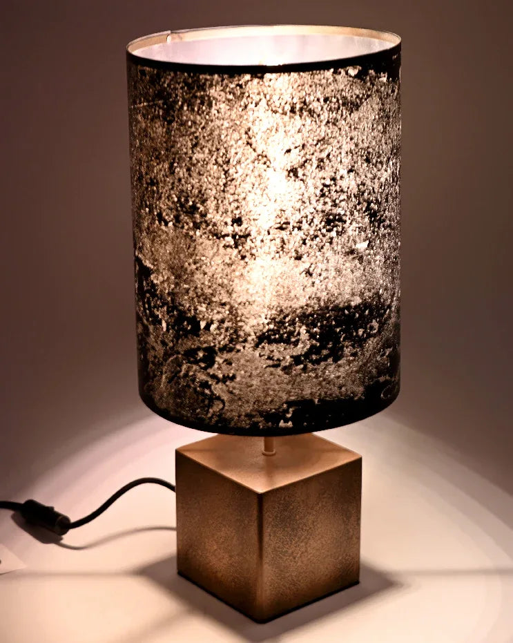 Détail de la lampe Halley Nova - finition bronze patiné et abat-jour ardoise naturelle