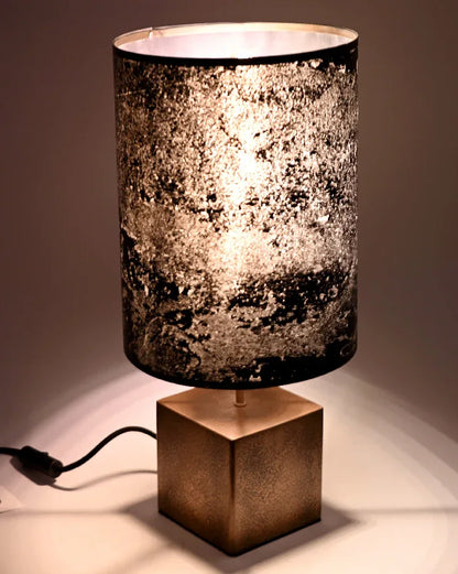 Détail de la lampe Halley Nova - finition bronze patiné et abat-jour ardoise naturelle