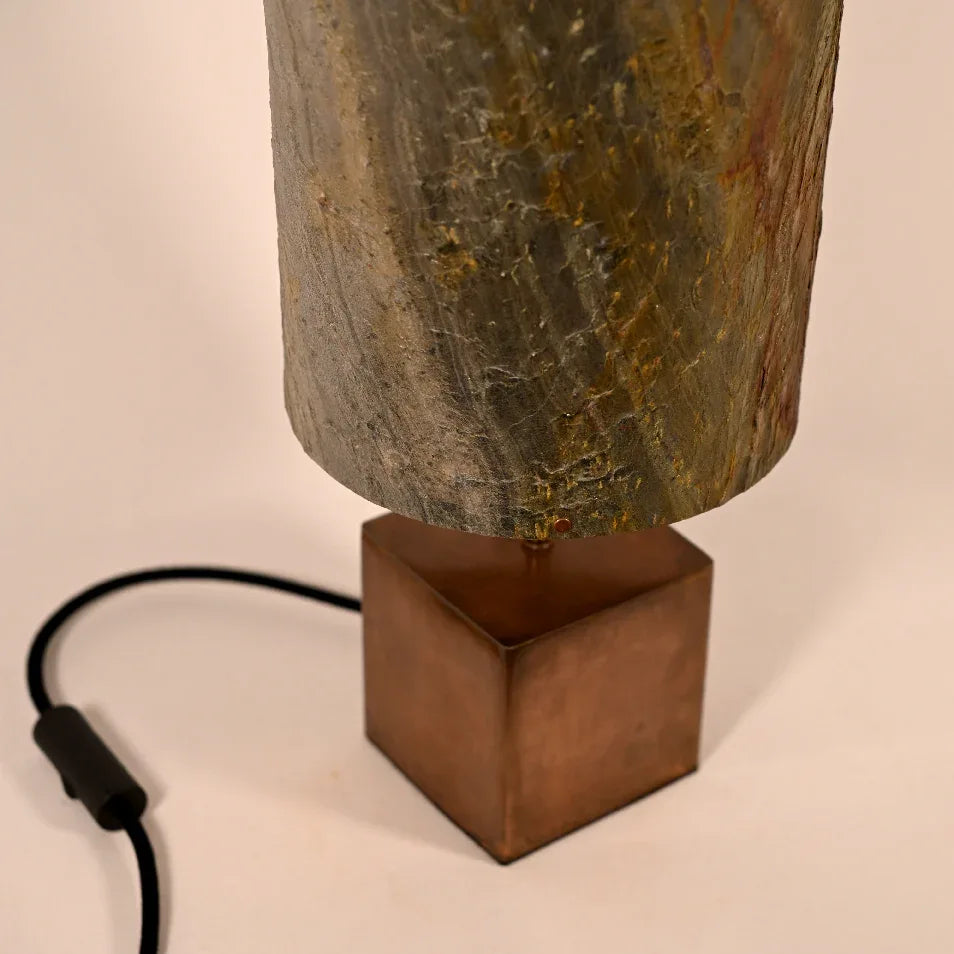 Détail du piètement en acier patiné cuivré de la lampe Halley Aura, fabrication artisanale française