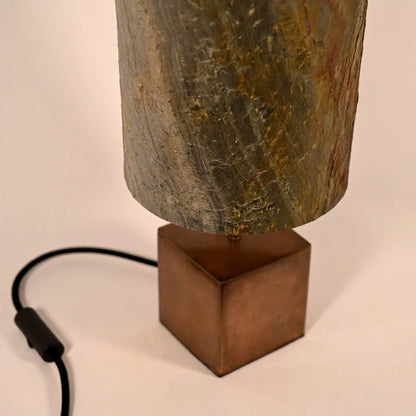 Détail du piètement en acier patiné cuivré de la lampe Halley Aura, fabrication artisanale française