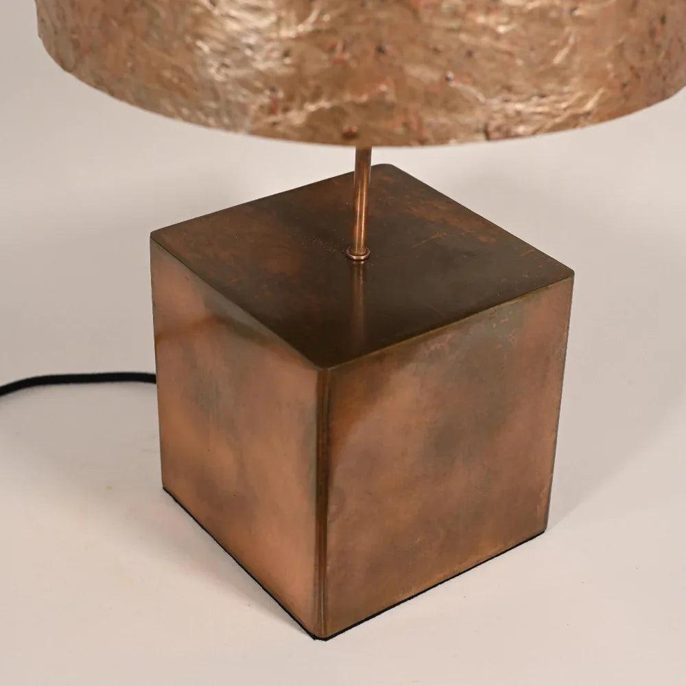 détail de la Lampe Halley Aura, structure en acier cuivré avec abat-jour en feuille de mica