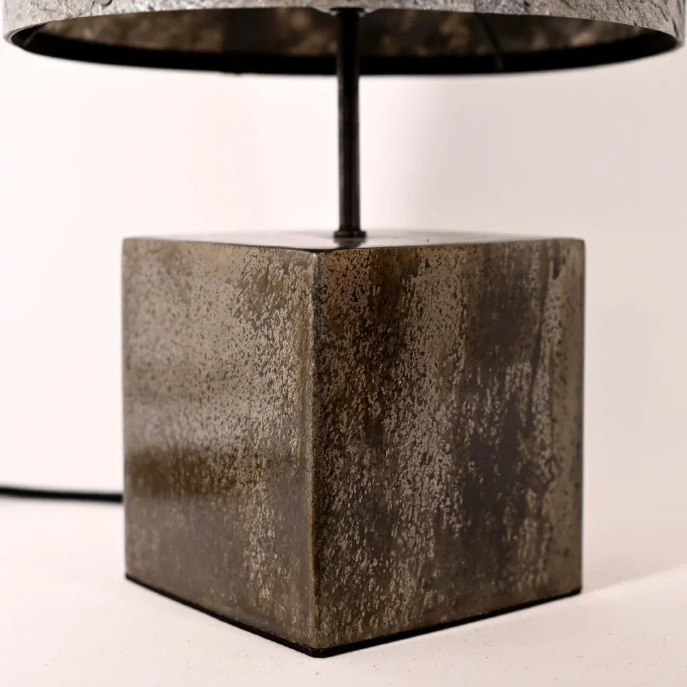 Détail de la lampe Halley Aura - finition noire mouchetée artisanale