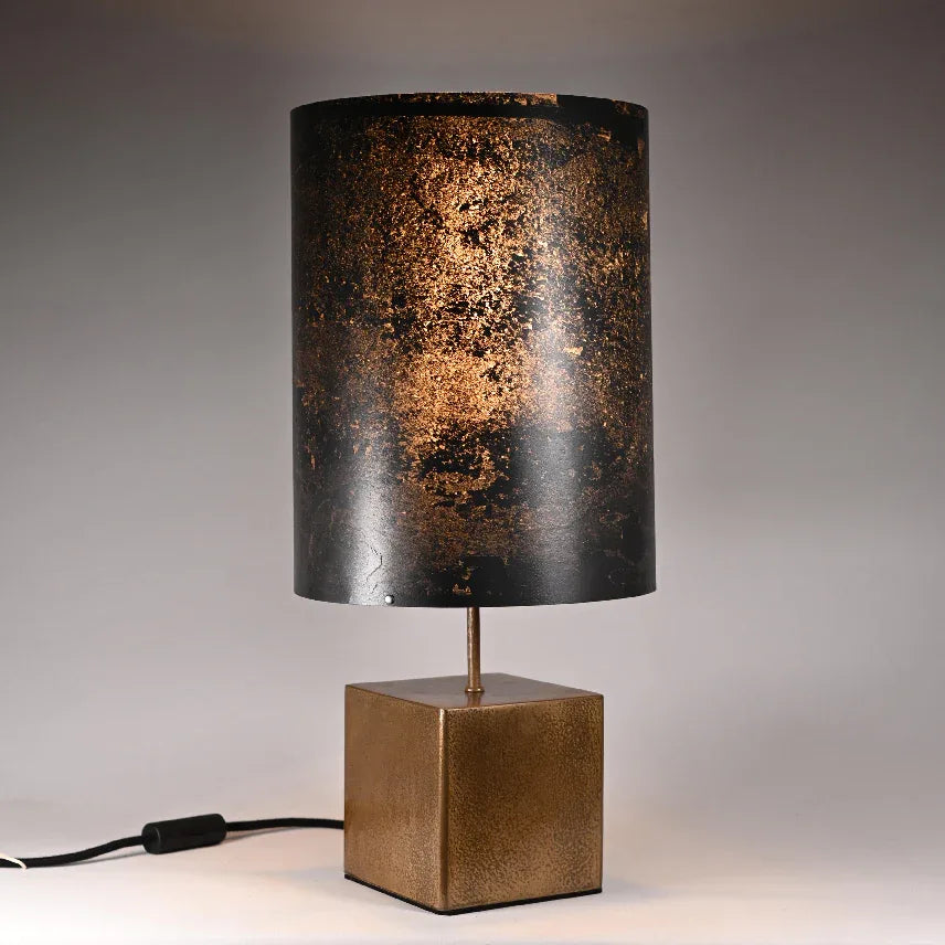 Lampe Halley Nova poudre de bronze et ardoise dans un intérieur contemporain