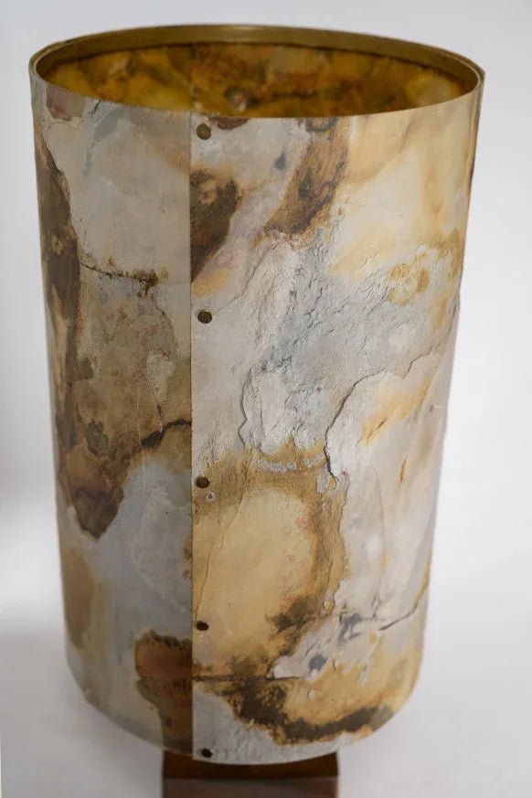 vue arriere de l'abat-jour de la  lampe en acier cuivré et ardoise pierre de lune allumée Atelier Maus