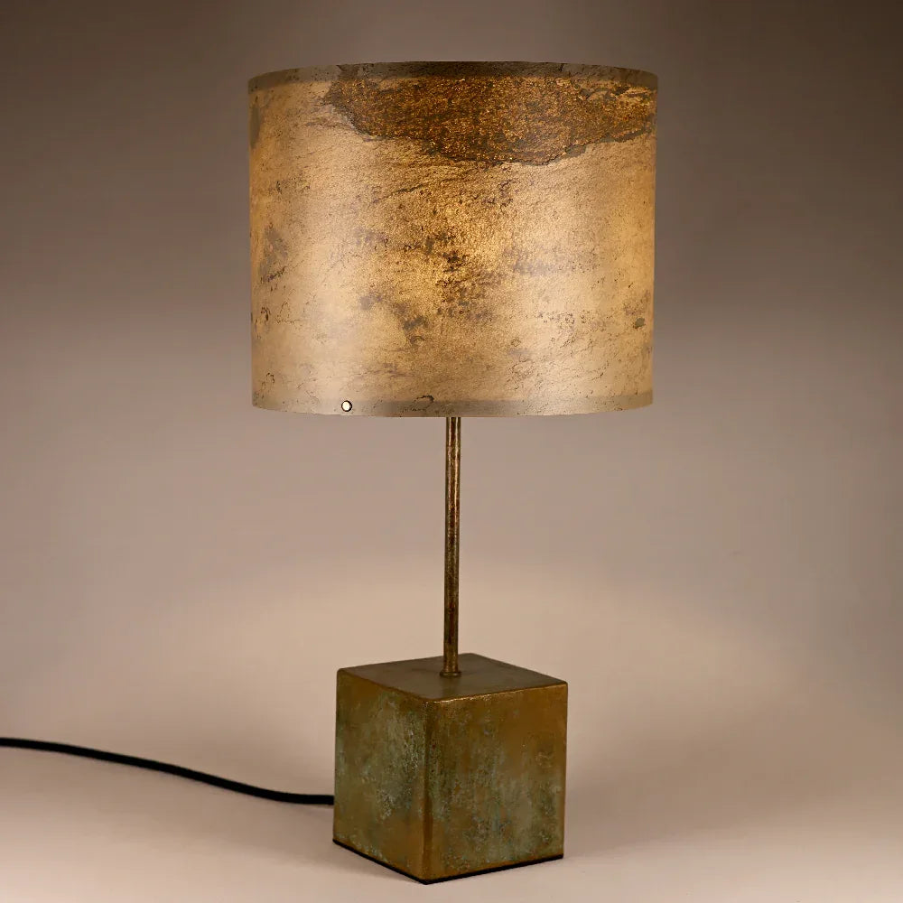 Lampe à poser Képler Halo avec piètement en laiton patiné vert de gris et abat-jour en feuille d'ardoise Tan