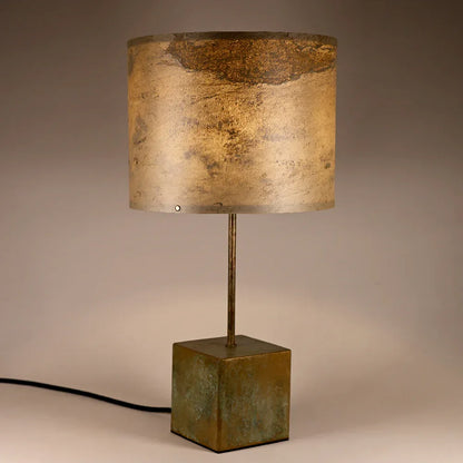 Lampe à poser Képler Halo avec piètement en laiton patiné vert de gris et abat-jour en feuille d'ardoise Tan