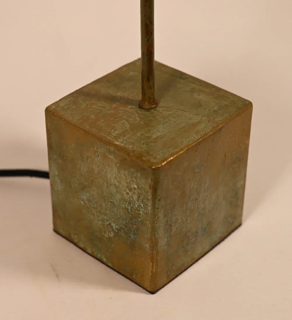Détail du piètement cubique en laiton patiné vert de gris, fabrication artisanale Atelier Maus
