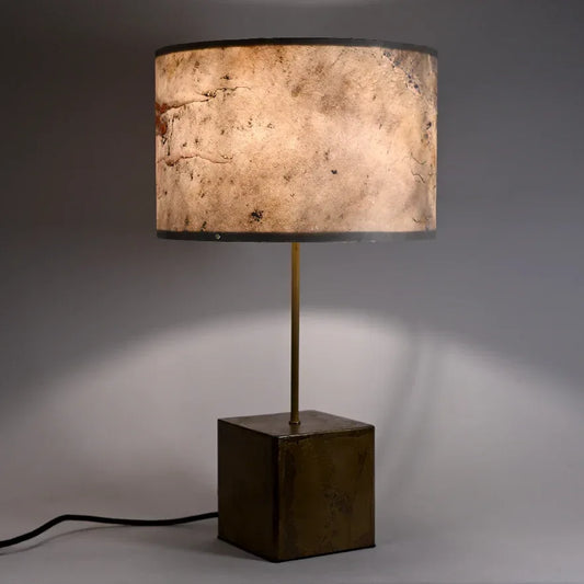 Lampe Képler Aura poudre de bronze et laiton avec ardoise Blanco dans un intérieur contemporain. Blanco M
