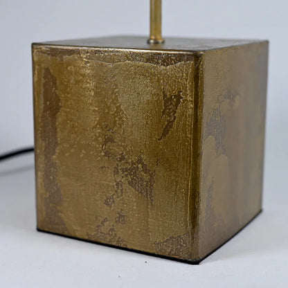 Détail du pied de la lampe Képler Aura - finition artisanale bronze laiton et feuille d'ardoise Blanco