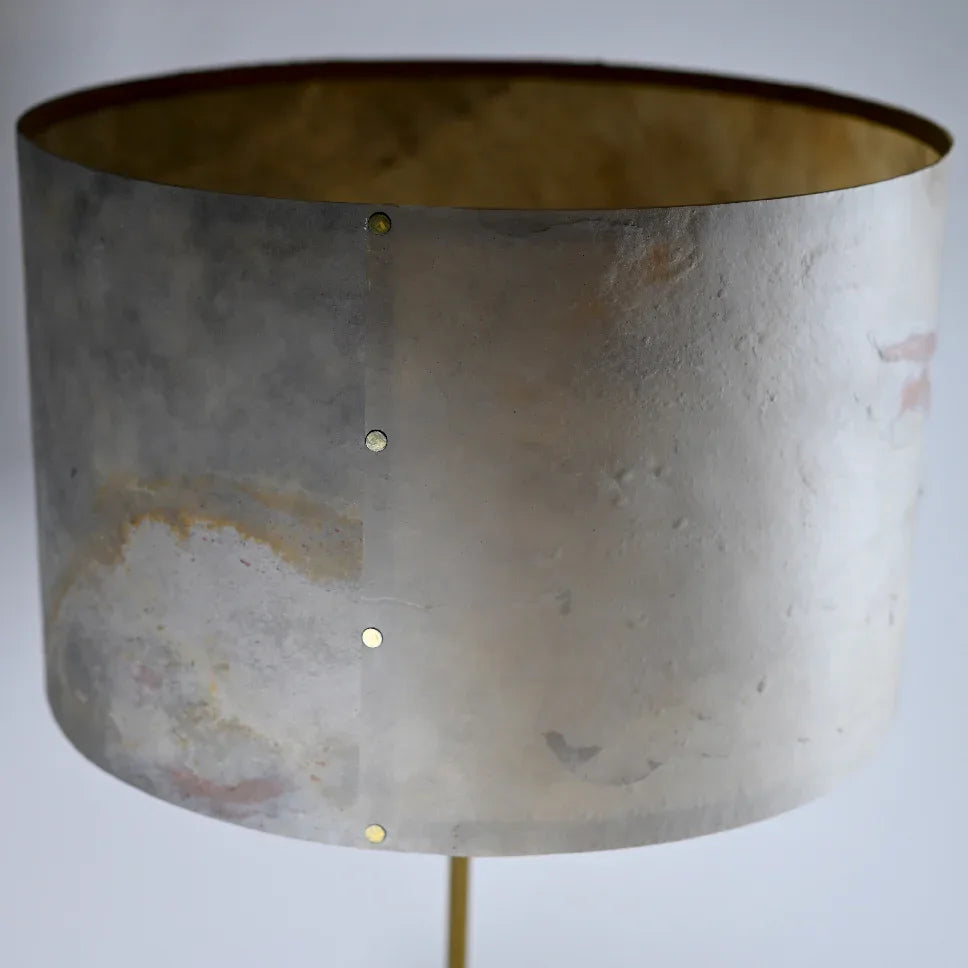 Vue rapprochéede l'abat-jour de la  lampe Képler Aura - détail patine bronze laiton et ardoise blanche