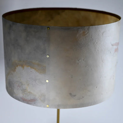 Vue rapprochéede l'abat-jour de la  lampe Képler Aura - détail patine bronze laiton et ardoise blanche
