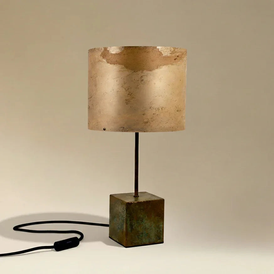 Lampe à poser Képler Halo avec piètement en laiton patiné vert de gris et abat-jour en feuille d'ardoise Tan