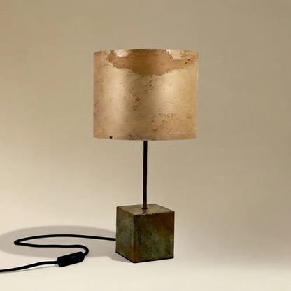 Lampe à poser Képler Halo avec piètement en laiton patiné vert de gris et abat-jour en feuille d'ardoise Tan
