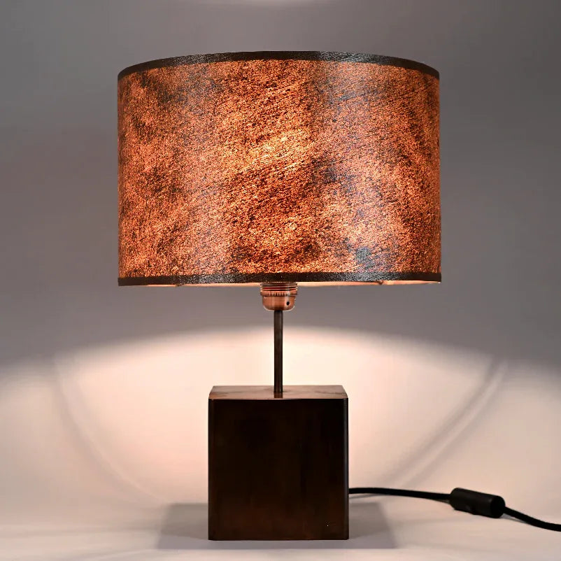 Lampe Cassini Aura allumée diffusant une lumière douce et raffinée à travers le mica cuivré