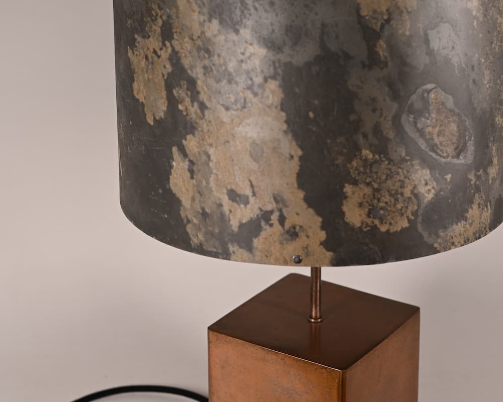 vue rapprochée de la lampe Cassini en acier cuivré et feuille d'ardoise rustique l Atelier Maus