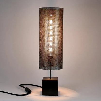 Lampe Halley Halo allumée diffusant une lumière douce et tamisée à travers la tôle perforée