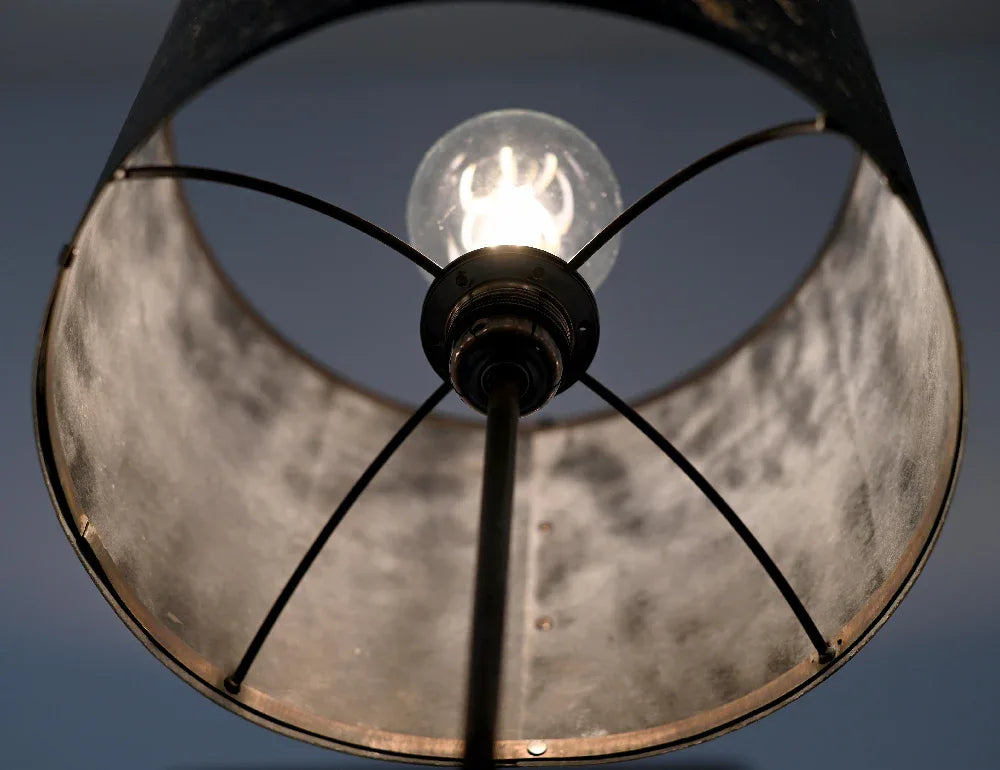 detail de l'abat-jour. Lampe Képler Halo allumée 