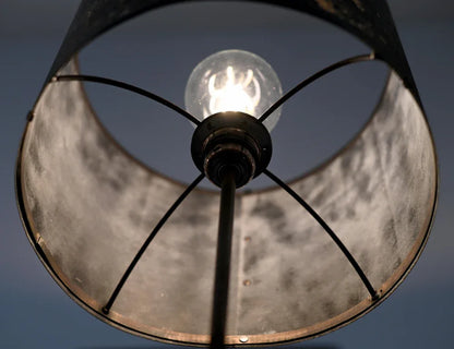detail de l'abat-jour. Lampe Képler Halo allumée 