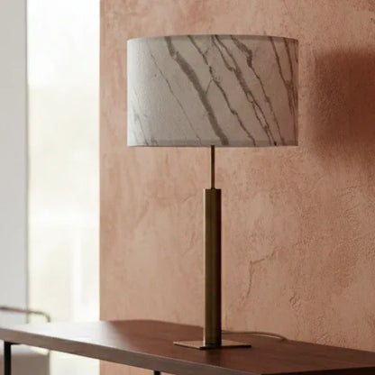 Lampe Rosalynd de l'atelier Maus sur une console dans un salon design. Taille M