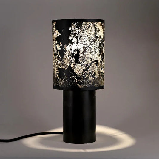 Lampe Wilkins allumée révélant la profondeur de nuances de l'ardoise naturelle