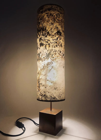 Lampe artisanale Halley Nova en acier cuivré et feuille d'ardoise rustique allumée. fabrication française par l'atelier Maus Taille H