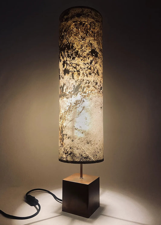 Lampe artisanale Halley Nova en acier cuivré et feuille d'ardoise rustique allumée. fabrication française par l'atelier Maus Taille H