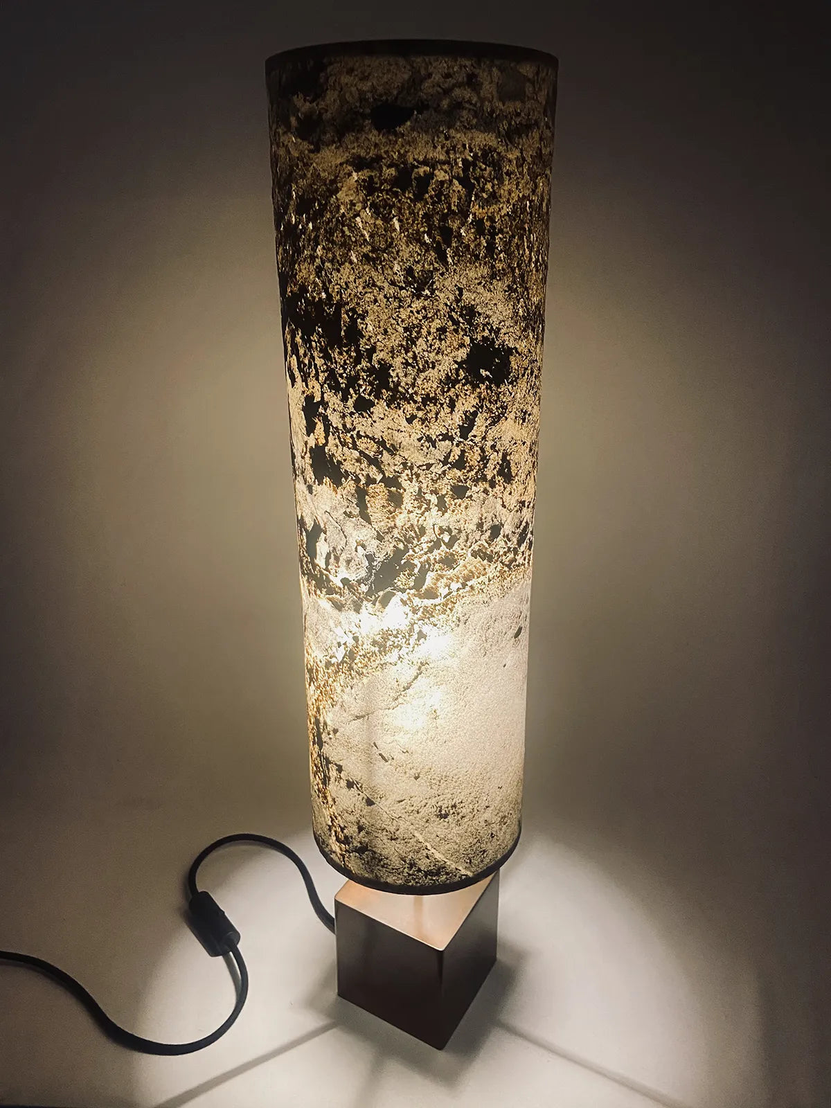 Lampe artisanale Halley Nova en acier cuivré et feuille d'ardoise rustique allumée vue en plongée. fabrication française par l'atelier Maus . Taille L