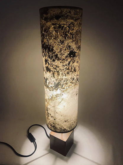 Lampe artisanale Halley Nova en acier cuivré et feuille d'ardoise rustique allumée vue en plongée. fabrication française par l'atelier Maus . Taille L