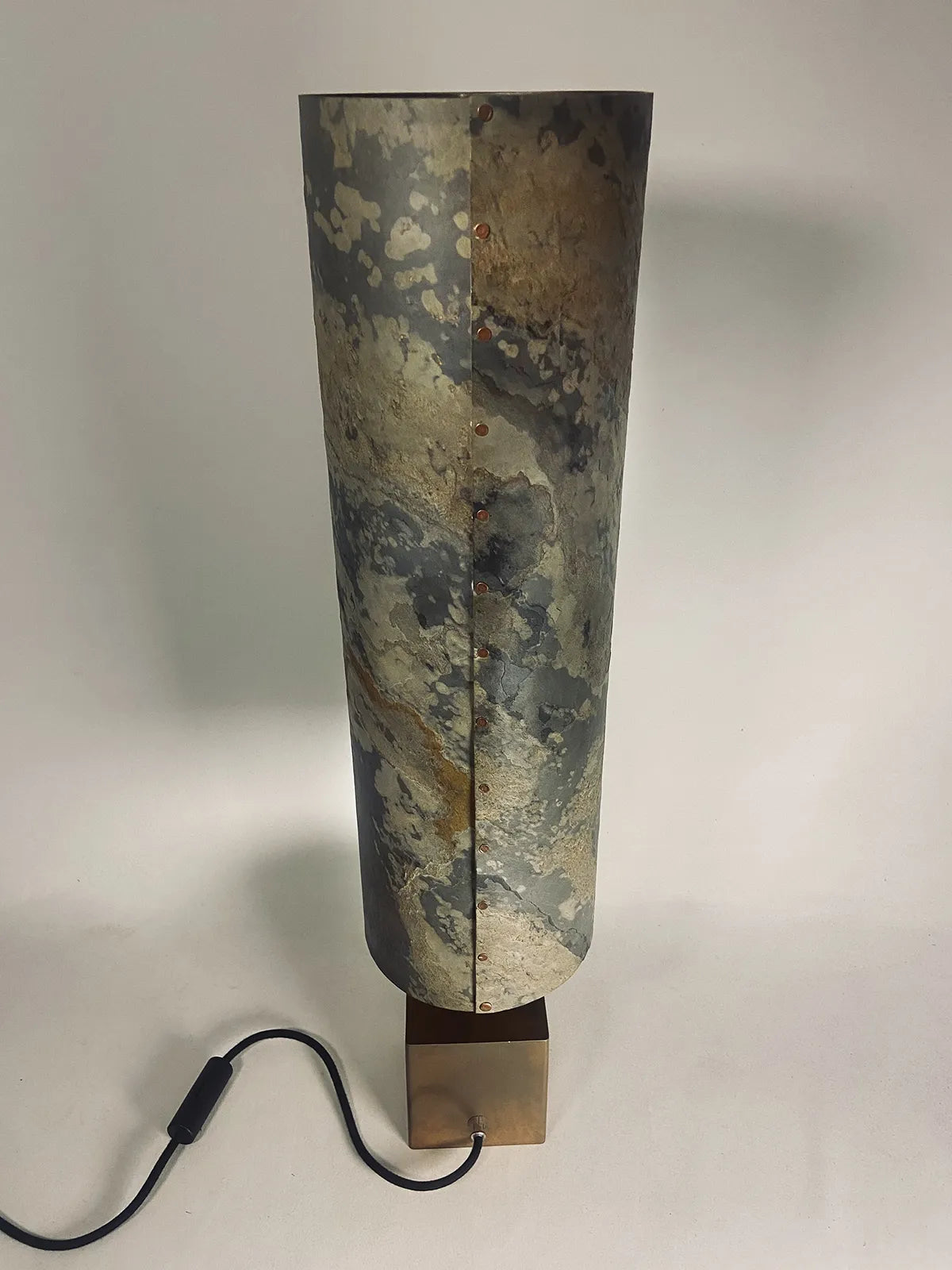Vue arrière de la Lampe artisanale Halley Nova en acier cuivré et feuille d'ardoise rustique éteinte. fabrication française par l'atelier Maus. Taille H