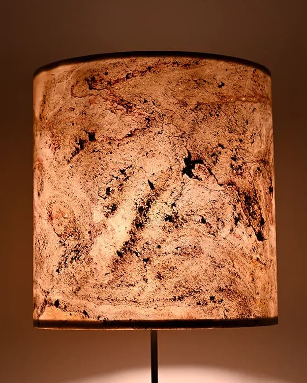 Lampe en acier et abat-jour en ardoise allumée. Atelier Maus. Blanco L
