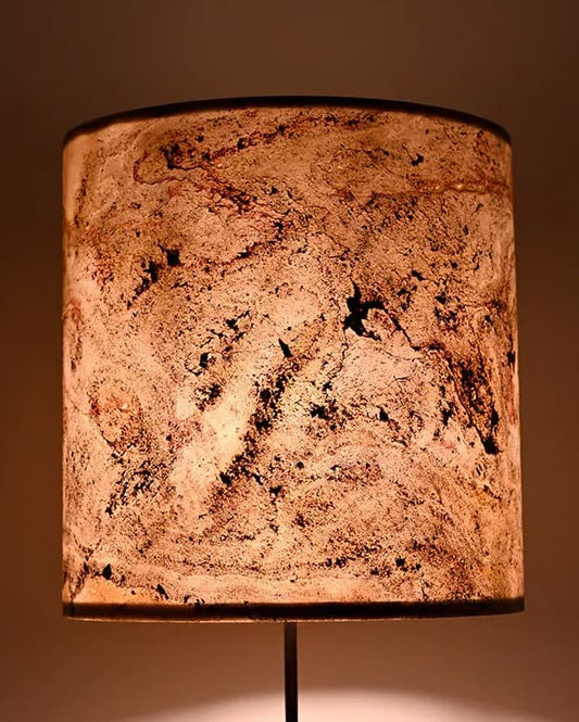 Lampe en acier et abat-jour en ardoise allumée. Atelier Maus. Blanco L