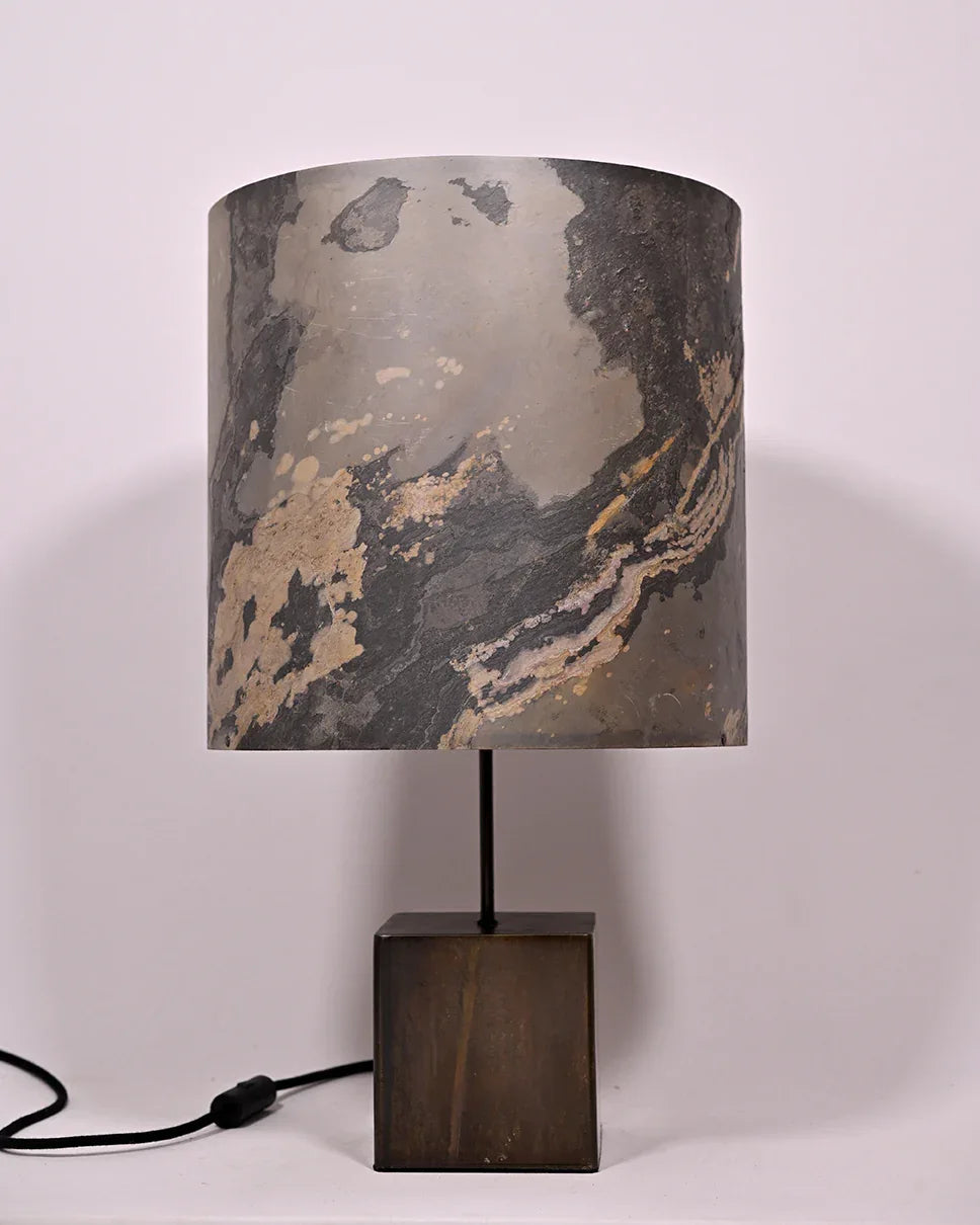 Vue de face d'une lampe en acier. Abat-jour en feuille d'ardoise rustique. Atelier Maus Taille L
