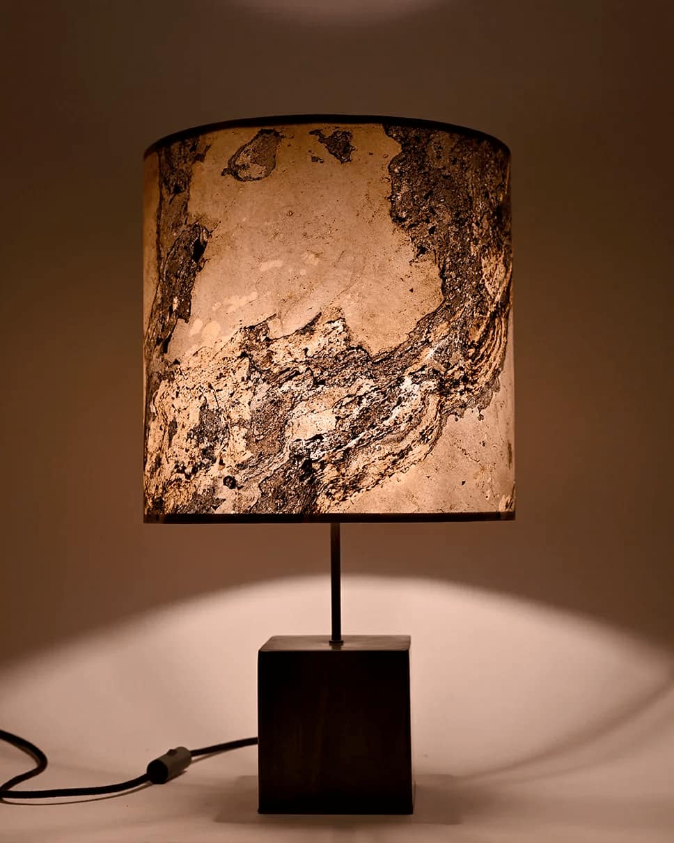 Vue de face de la lampe en acier et feuille d'ardoise rustique. Atelier Maus . Taille L